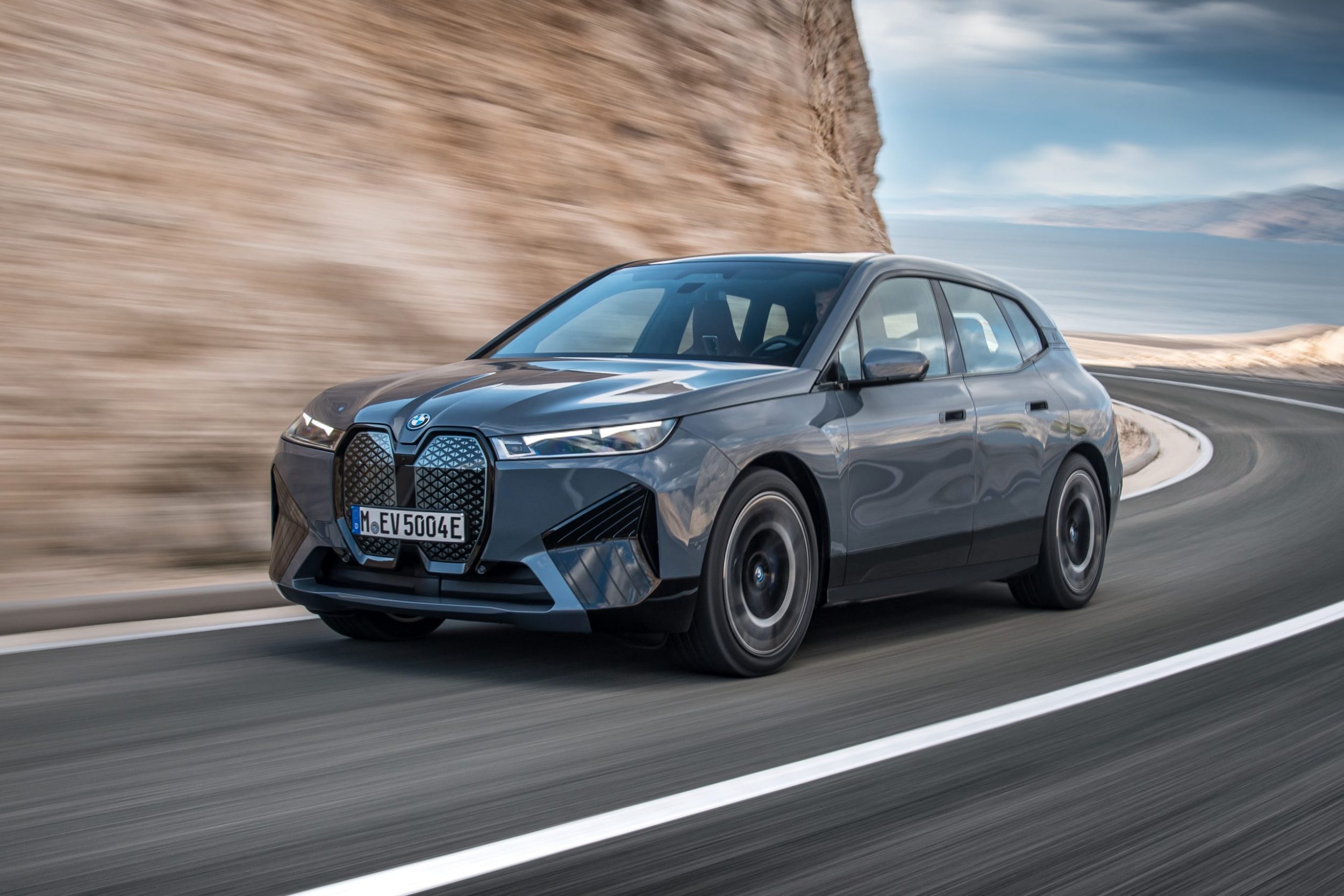 P90422125_highRes_the-bmw-ix-xdrive50-